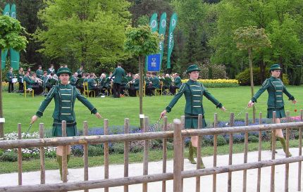 LAŠKA PIHALNA GODBA in MAŽORETNA SKUPINA