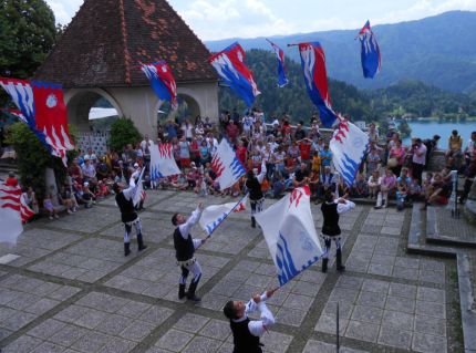 Plapolajoče zastave z muzikanti Pro Loco - Fornovo Taro