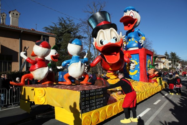 Paperoni coi milioni e noi poveri ...