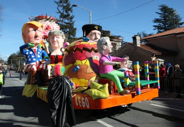 Di questi giochi non se ne puo più re carnevale pensaci tù