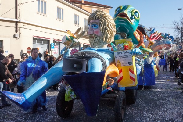 Utapljamo se v plastiki !!!