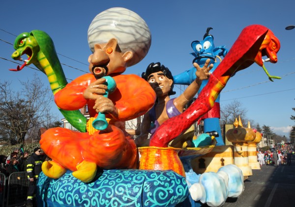 Aladdin in zataknjena svetilka