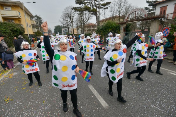 Igrajmo se, povratek v mladost (izven konkurence)