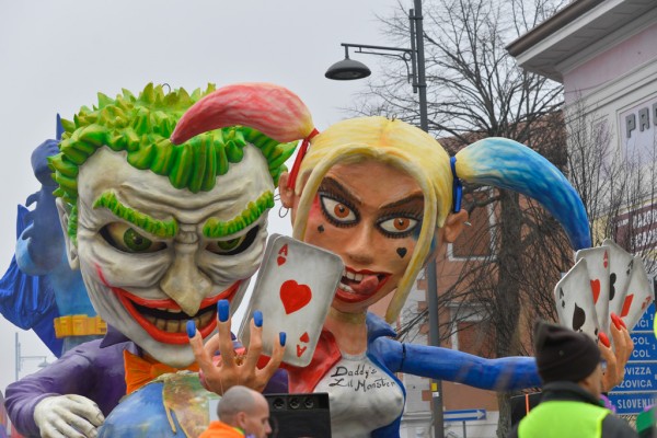 Z Jokerjem in Harley Quinn za smeh in lep feštin