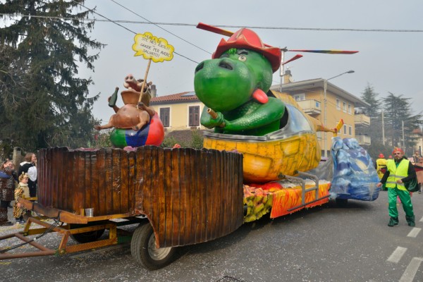 Gori okuoli nas, je peršu Grisù, de bi rješu neš Kras