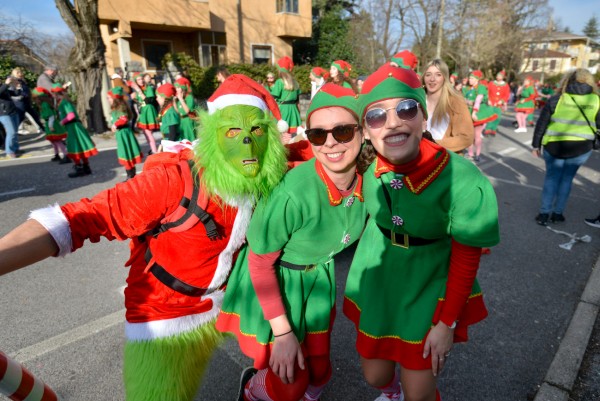 I pacchi sono troppi ormai, Babbo Natale toglici dai guai.