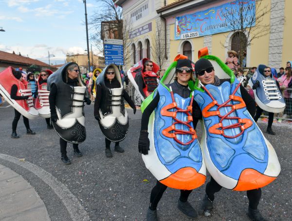 Con le scarpe o le cavate, basta andar a le sfilate